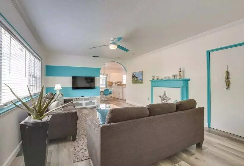 Hollywood Cottage: 2 Mi To Hollywood Beach!