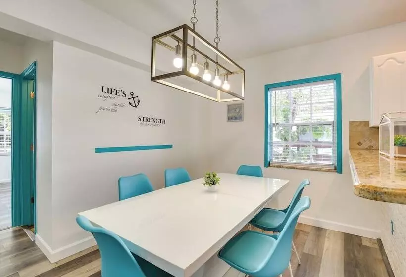 Hollywood Cottage: 2 Mi To Hollywood Beach!