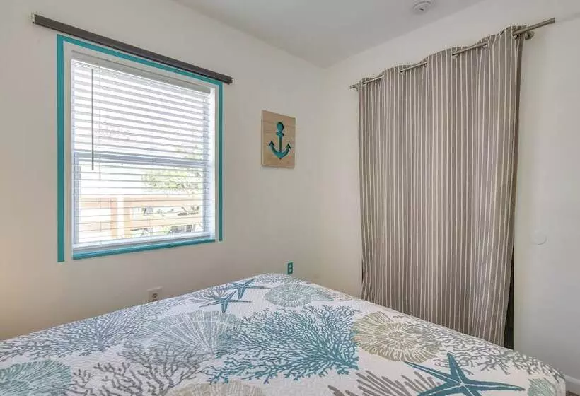 Hollywood Cottage: 2 Mi To Hollywood Beach!