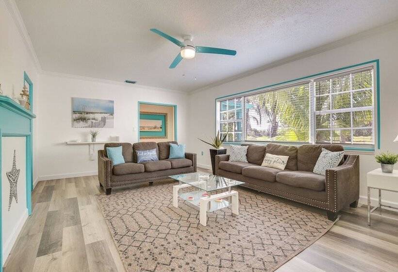 Hollywood Cottage: 2 Mi To Hollywood Beach!