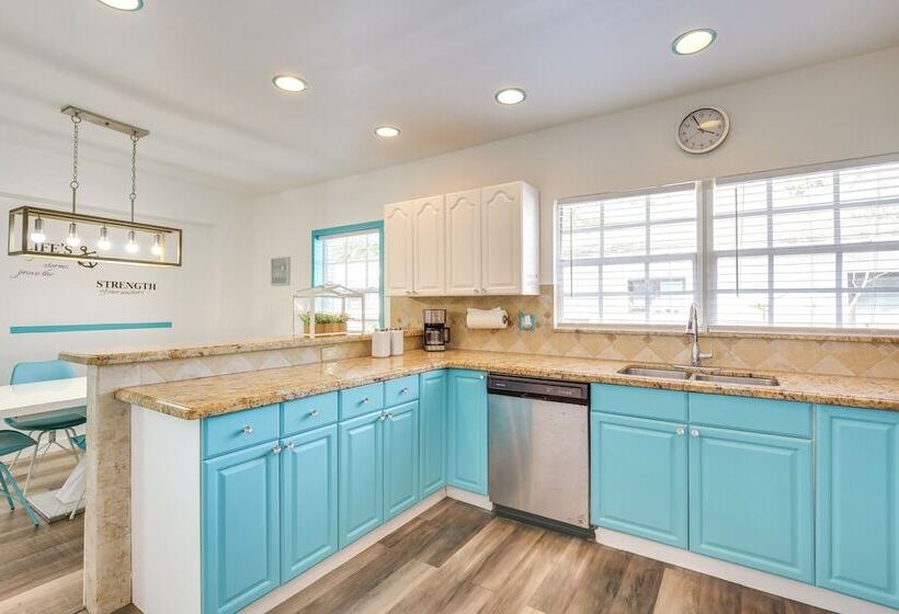 Hollywood Cottage: 2 Mi To Hollywood Beach!