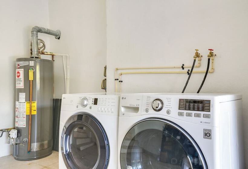 Hollywood Cottage: 2 Mi To Hollywood Beach!