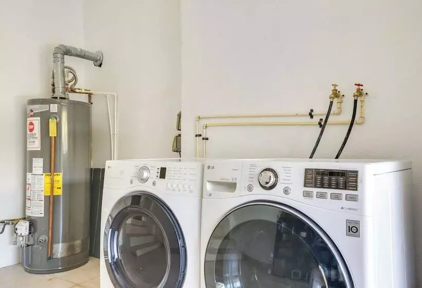 Hollywood Cottage: 2 Mi To Hollywood Beach!