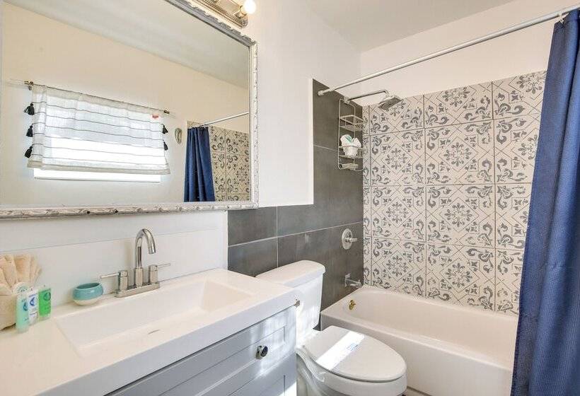 Hollywood Cottage: 2 Mi To Hollywood Beach!