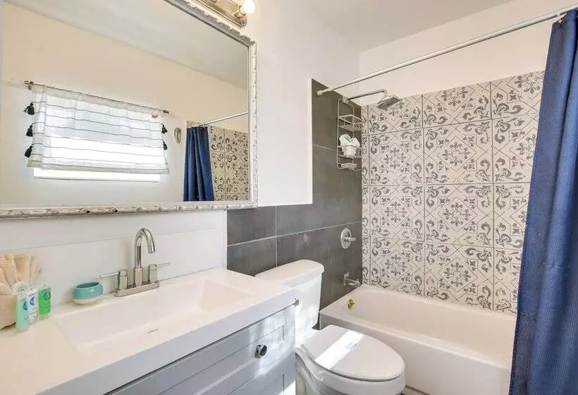 Hollywood Cottage: 2 Mi To Hollywood Beach!