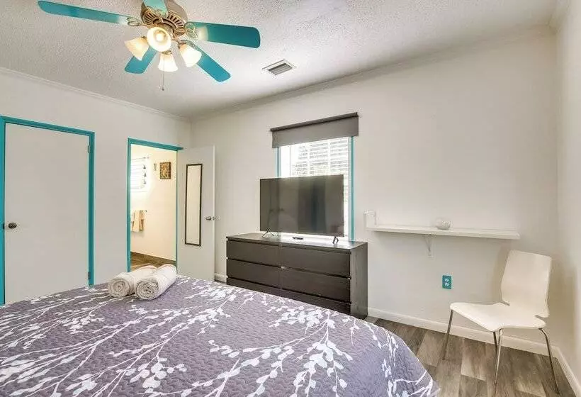 Hollywood Cottage: 2 Mi To Hollywood Beach!