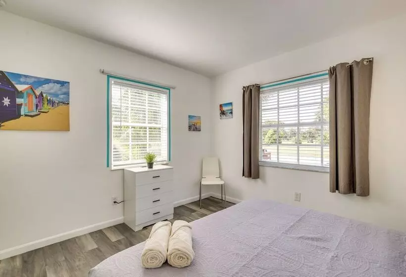 Hollywood Cottage: 2 Mi To Hollywood Beach!