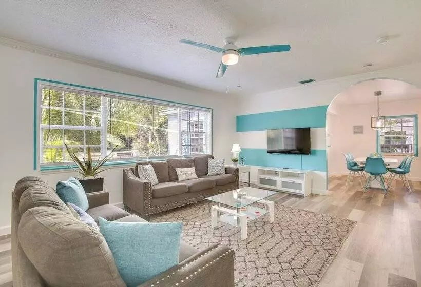 Hollywood Cottage: 2 Mi To Hollywood Beach!