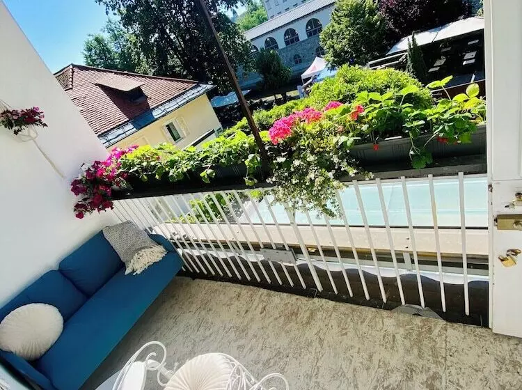 پانسیون Serenity Rooms