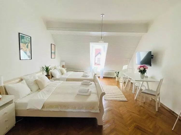 پانسیون Serenity Rooms