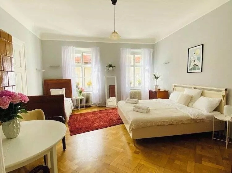 پانسیون Serenity Rooms