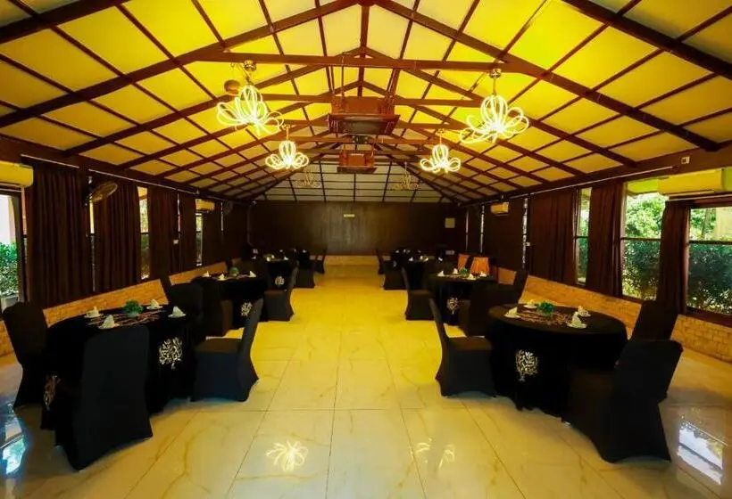 ホテル Veerdency Luxury Resort