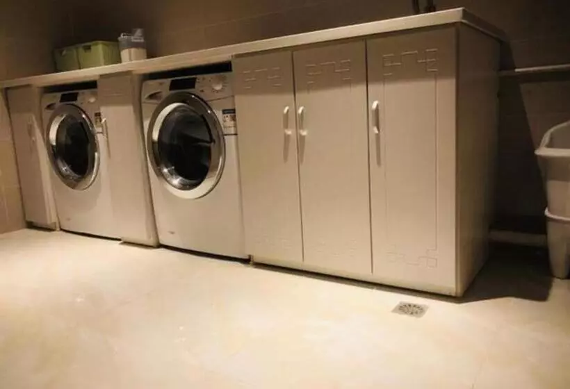 Hotelli City Comfort Inn Dandong Railway Station Yalu River Scenic Area