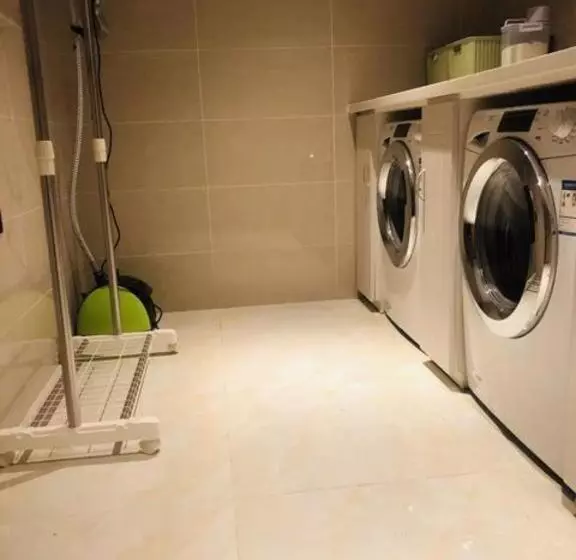 Hotelli City Comfort Inn Dandong Railway Station Yalu River Scenic Area