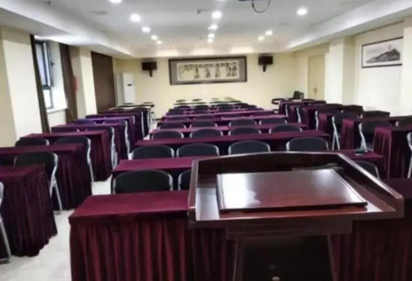 Hotelli City Comfort Inn Dandong Railway Station Yalu River Scenic Area