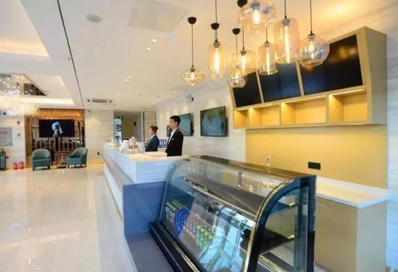 Hotelli City Comfort Inn Dandong Railway Station Yalu River Scenic Area