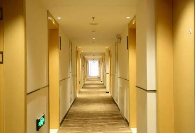 Hotelli City Comfort Inn Dandong Railway Station Yalu River Scenic Area