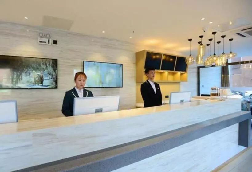 Hotelli City Comfort Inn Dandong Railway Station Yalu River Scenic Area