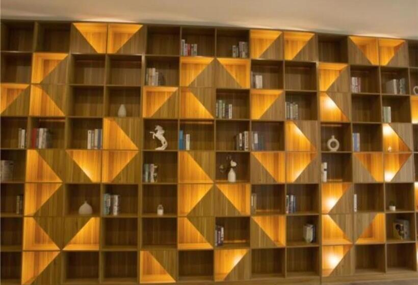 Borrman Hotel Fangchenggang High Speed Railway North Station Crystal International