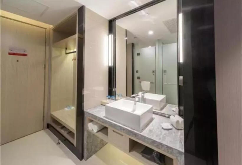 Echarm Hotel Yingshang High Speed Railway Station Wuzhou Wanhui Plaza