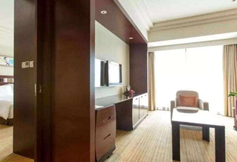 Hotelli Ramada Plaza By Wyndham Lianyungang