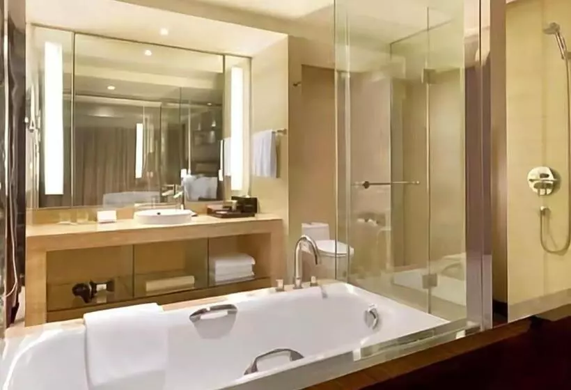 Hotelli Ramada Plaza By Wyndham Lianyungang