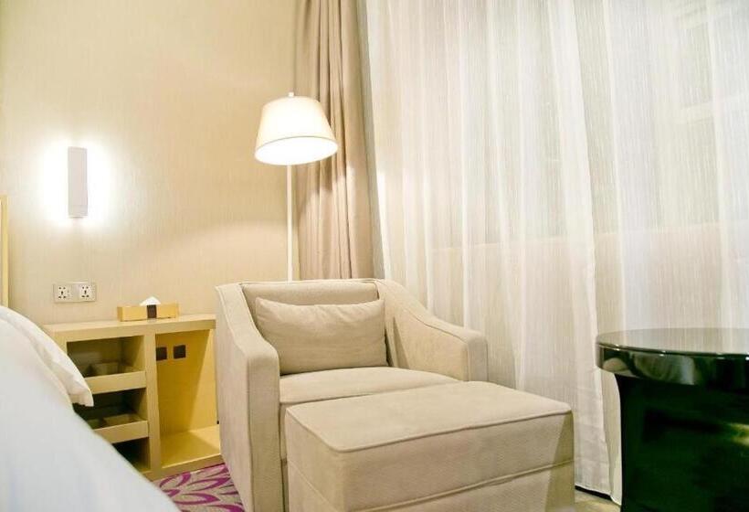 Lavande Hotels Shenzhen Longgang Dayun Center Jixiang Metro Station