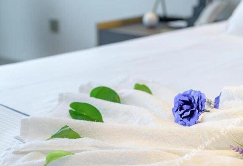 Magnotel Tongxiang Shimao Center