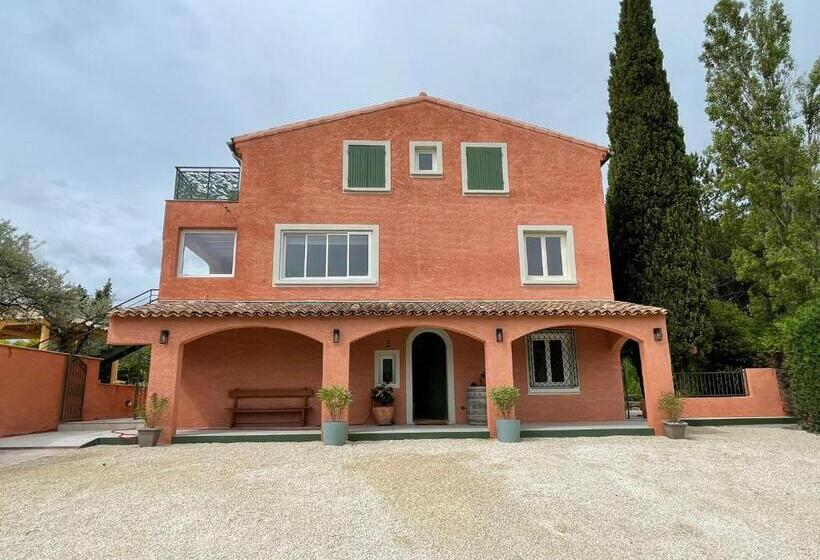 مبيت وإفطار Casa De Lyu