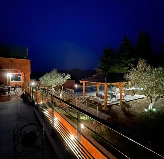 مبيت وإفطار Casa De Lyu