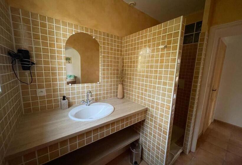 مبيت وإفطار Casa De Lyu