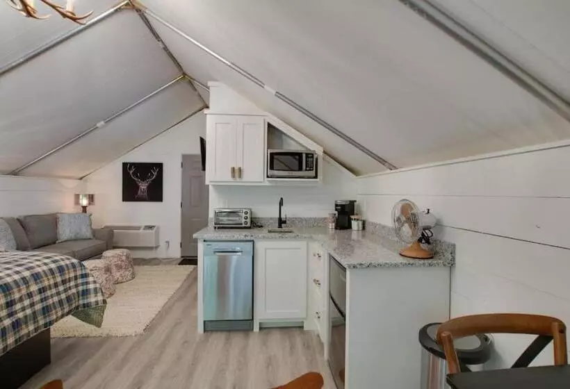 リゾートホテル The Lodge Luxury Glamping Tent Hunting Theme