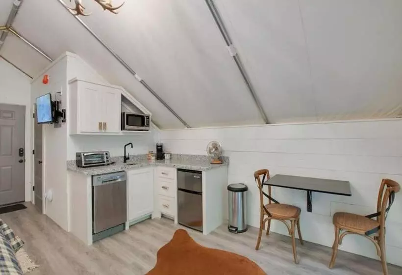 リゾートホテル The Lodge Luxury Glamping Tent Hunting Theme