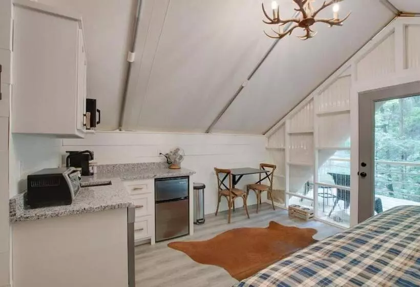 リゾートホテル The Lodge Luxury Glamping Tent Hunting Theme