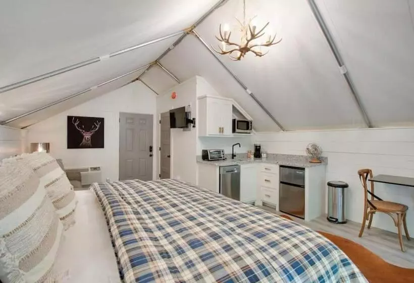 リゾートホテル The Lodge Luxury Glamping Tent Hunting Theme