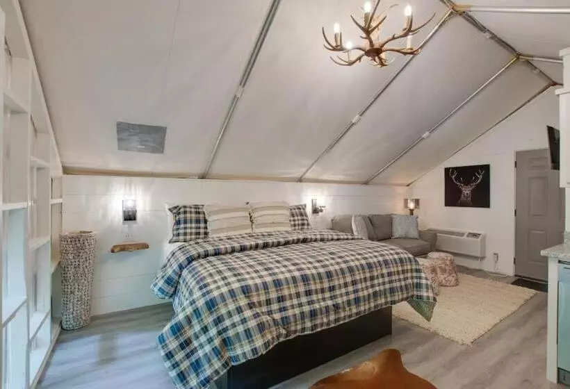 リゾートホテル The Lodge Luxury Glamping Tent Hunting Theme