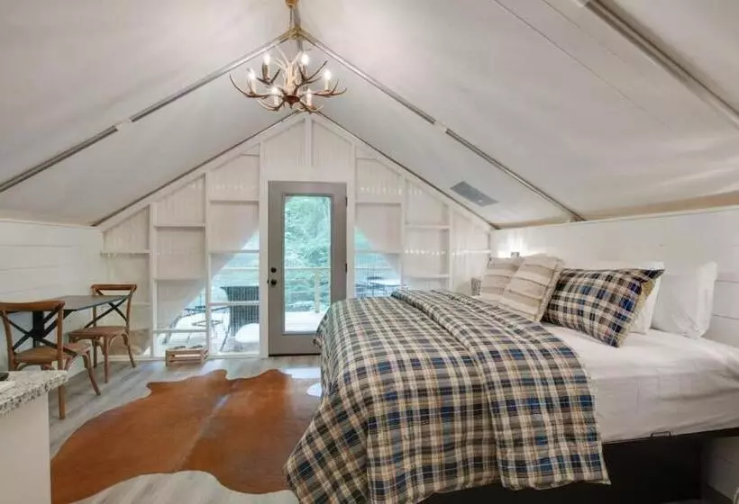 リゾートホテル The Lodge Luxury Glamping Tent Hunting Theme