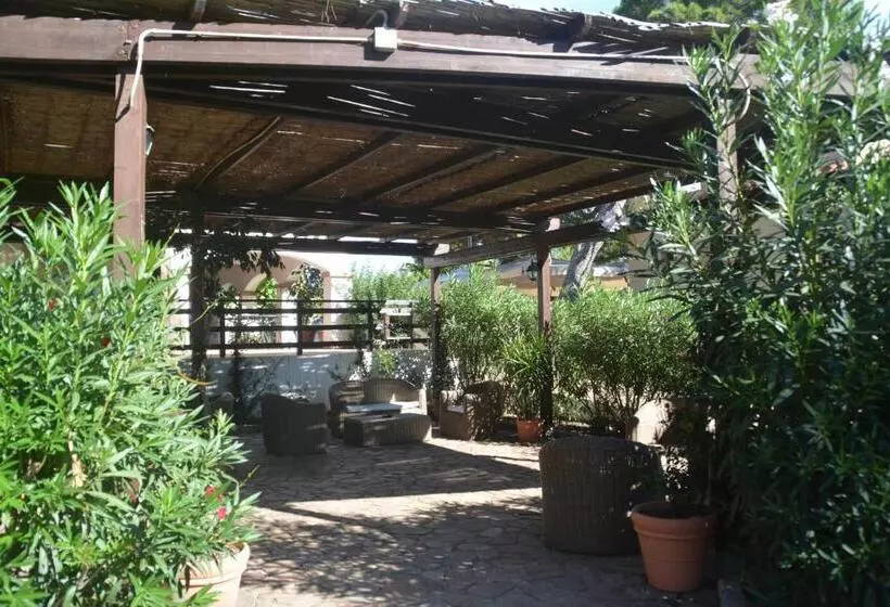 Hotelli Porto Pino Club