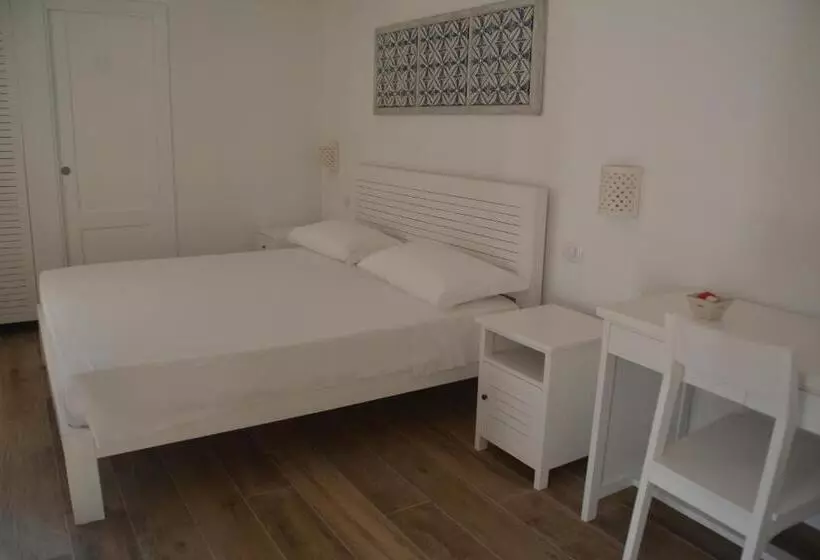 Hotelli Porto Pino Club