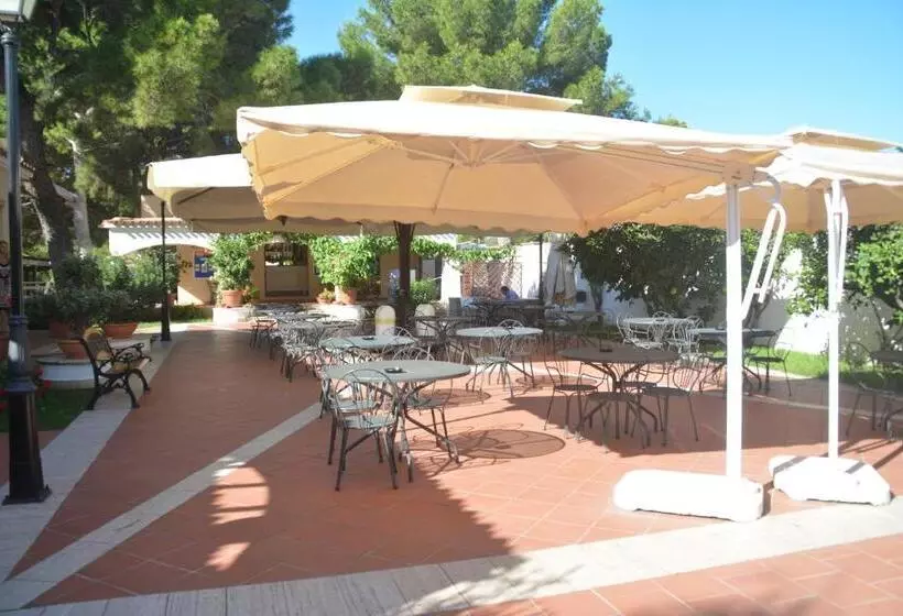 Hotelli Porto Pino Club