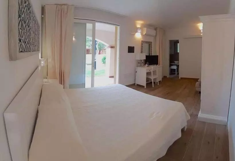 Hotelli Porto Pino Club