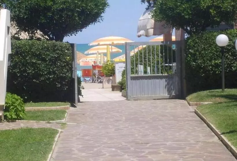 Trilocale In Residence Confinante Con La Spiaggia