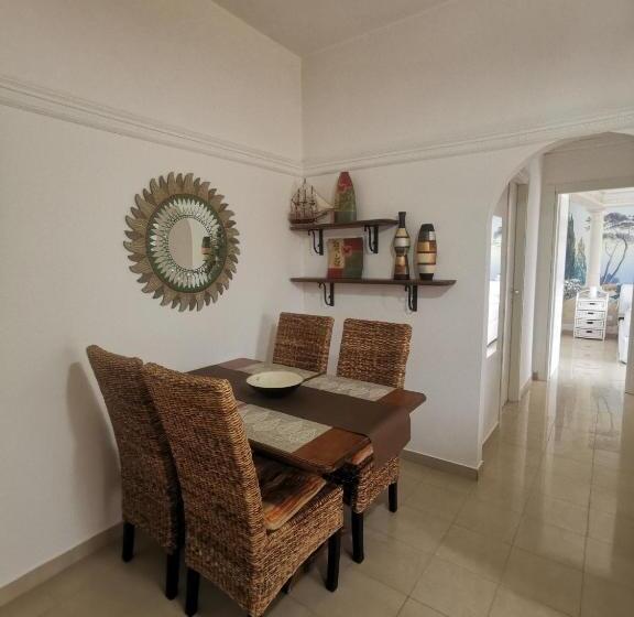 Trilocale In Residence Confinante Con La Spiaggia