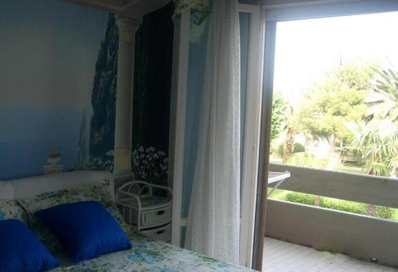 Trilocale In Residence Confinante Con La Spiaggia