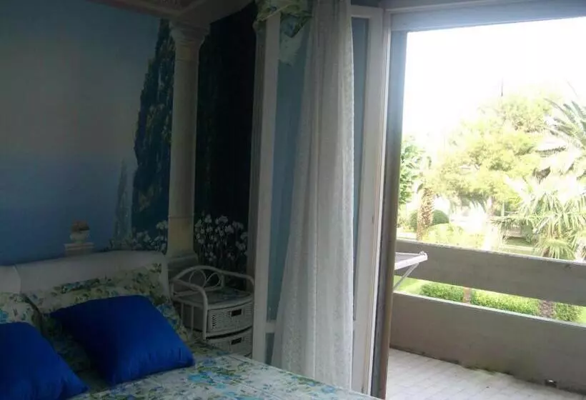 Trilocale In Residence Confinante Con La Spiaggia