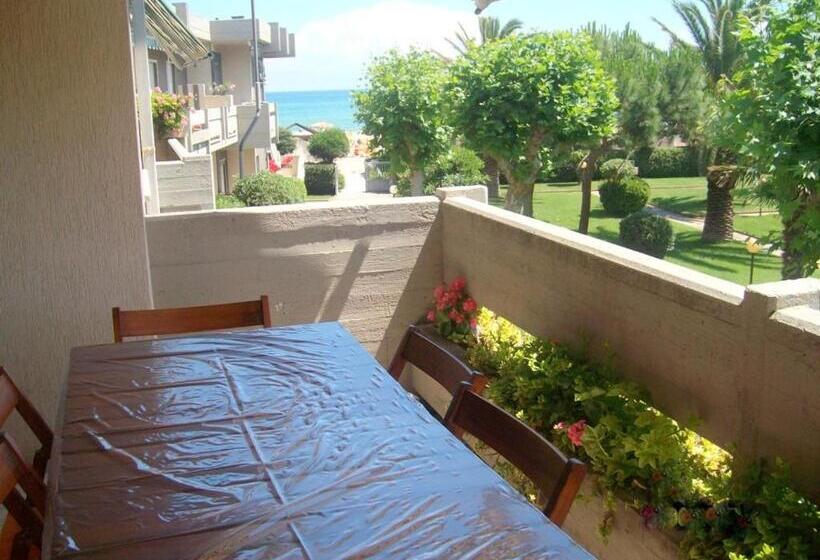 Trilocale In Residence Confinante Con La Spiaggia