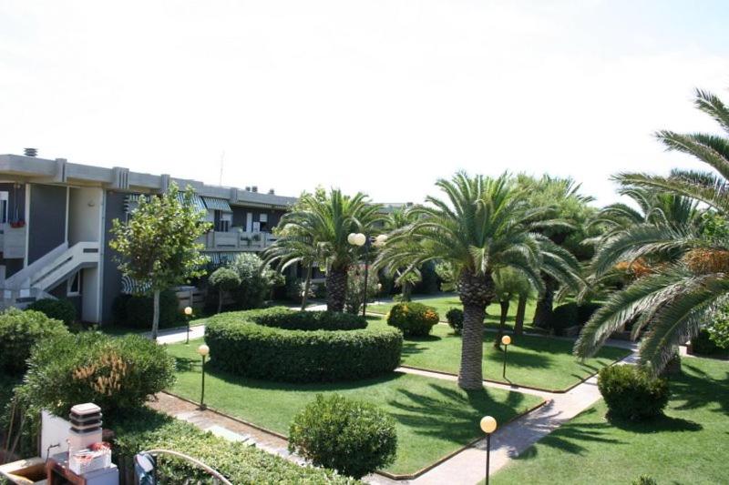 Trilocale In Residence Confinante Con La Spiaggia