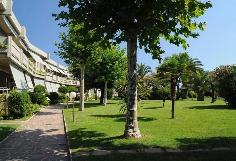 Trilocale In Residence Confinante Con La Spiaggia