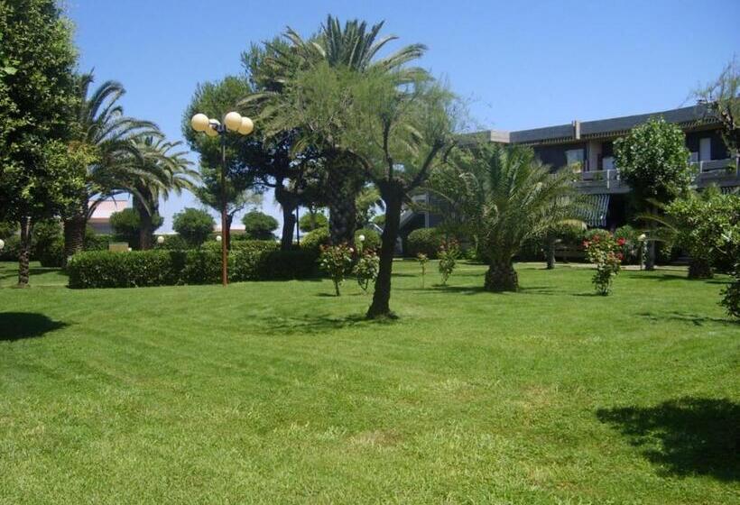 Trilocale In Residence Confinante Con La Spiaggia