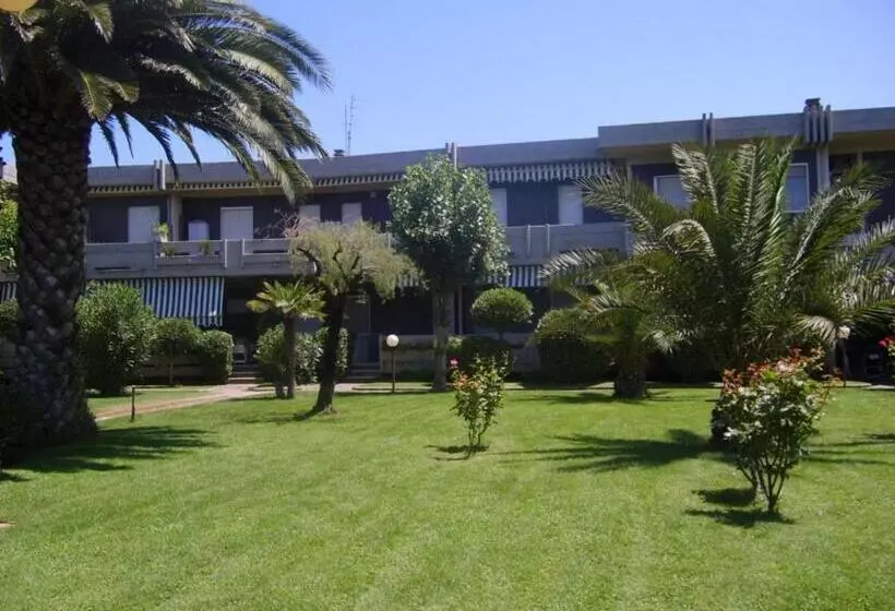 Trilocale In Residence Confinante Con La Spiaggia